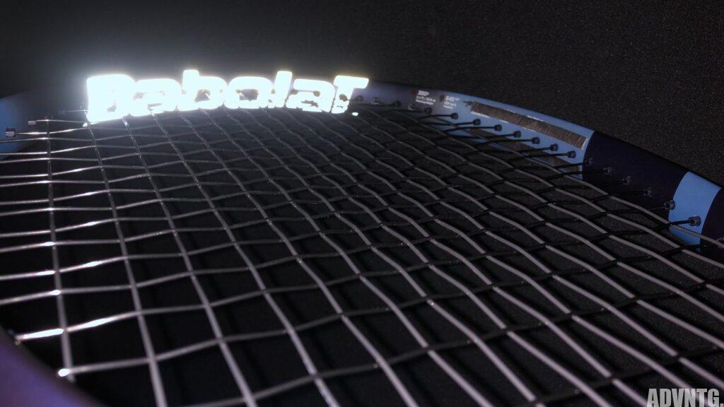 バボラ・ピュアドライブ2025年モデル(Babolat PURE DRIVE 11th gen)の反射する塗装