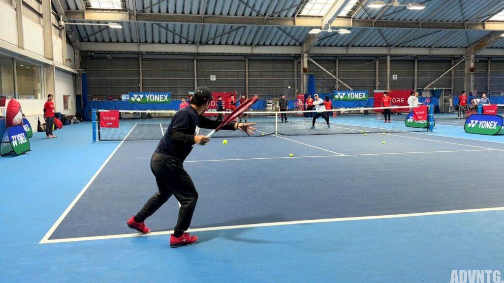 ポリツアーフォースを張ったブイコア100でプレーするアドブロ